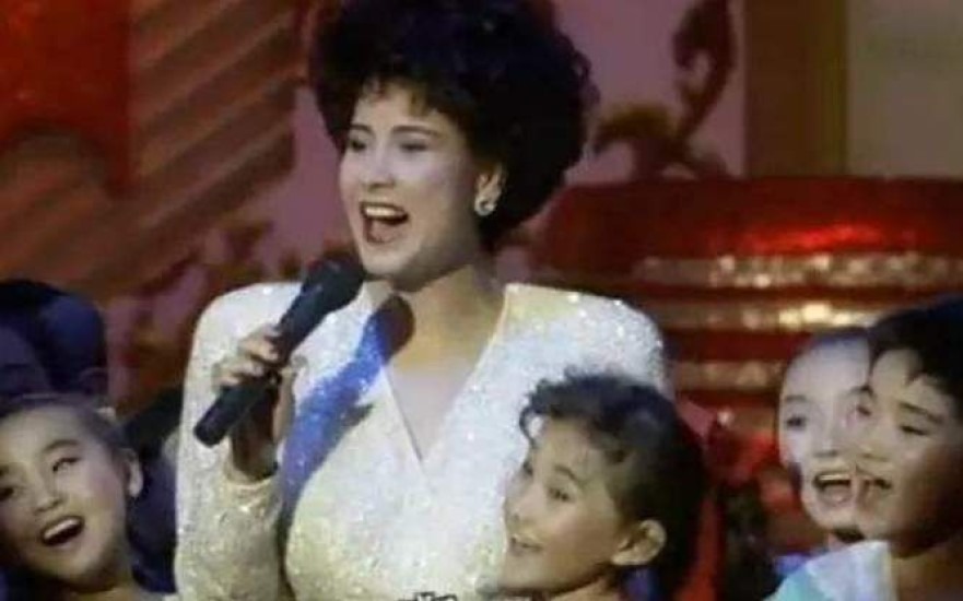 1991年甄妮在春晚唱出《鲁冰花》