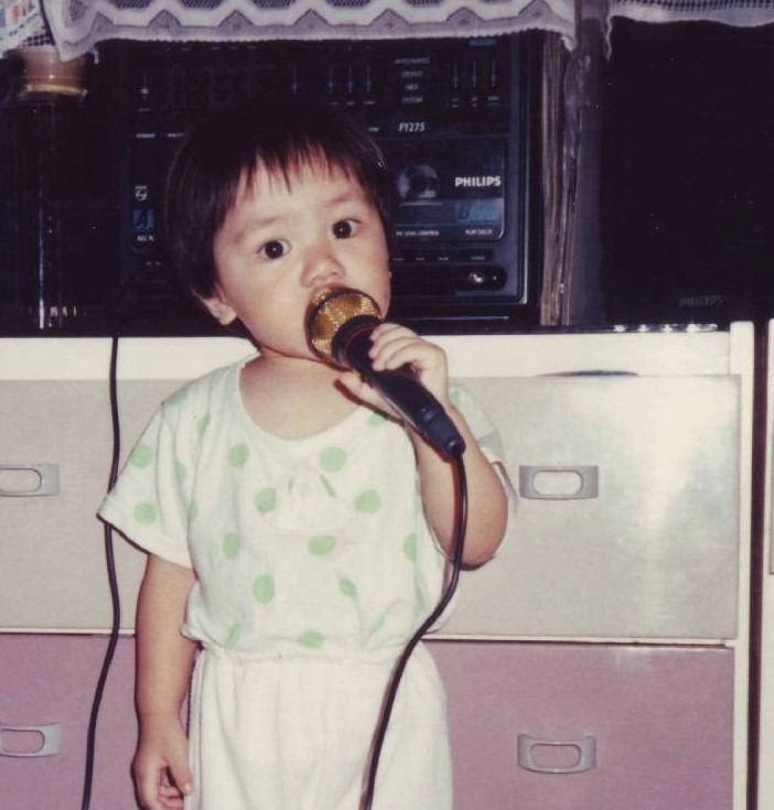 邓紫棋自小热爱音乐。