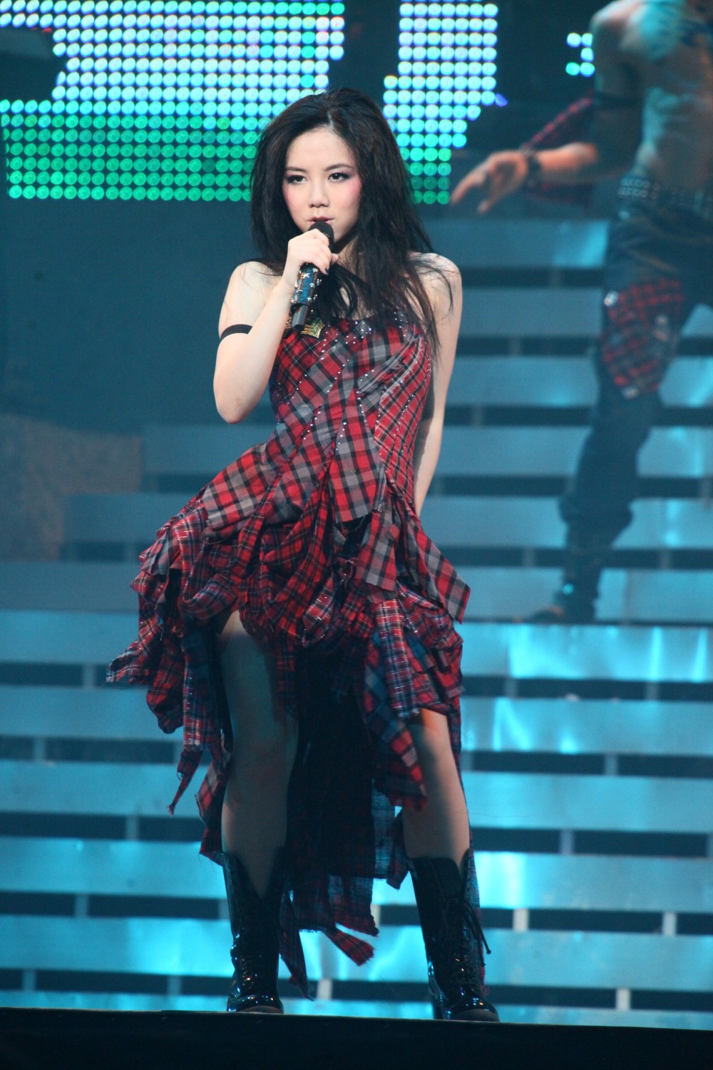 2011年，邓紫棋首次踏足红馆开个唱，举行一连三场“G.E.M. Get Everybody Moving世界巡回演唱会香港站”。