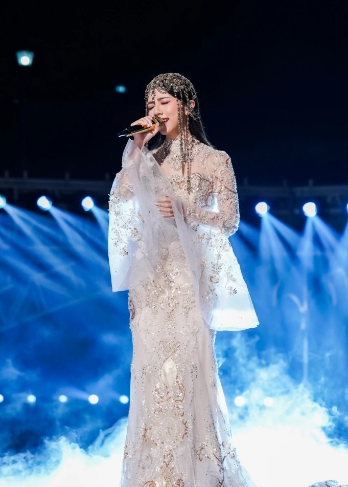 2023年，邓紫棋现身江苏卫视跨年演唱会。