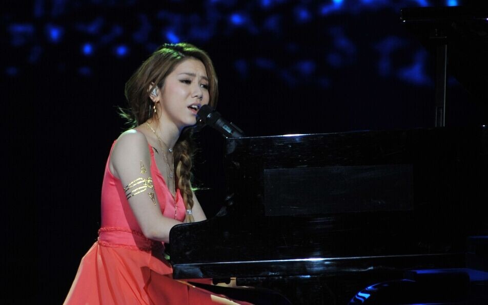 2015年2月，邓紫棋参与央视春晚，自弹自唱《多远都要在一起》。