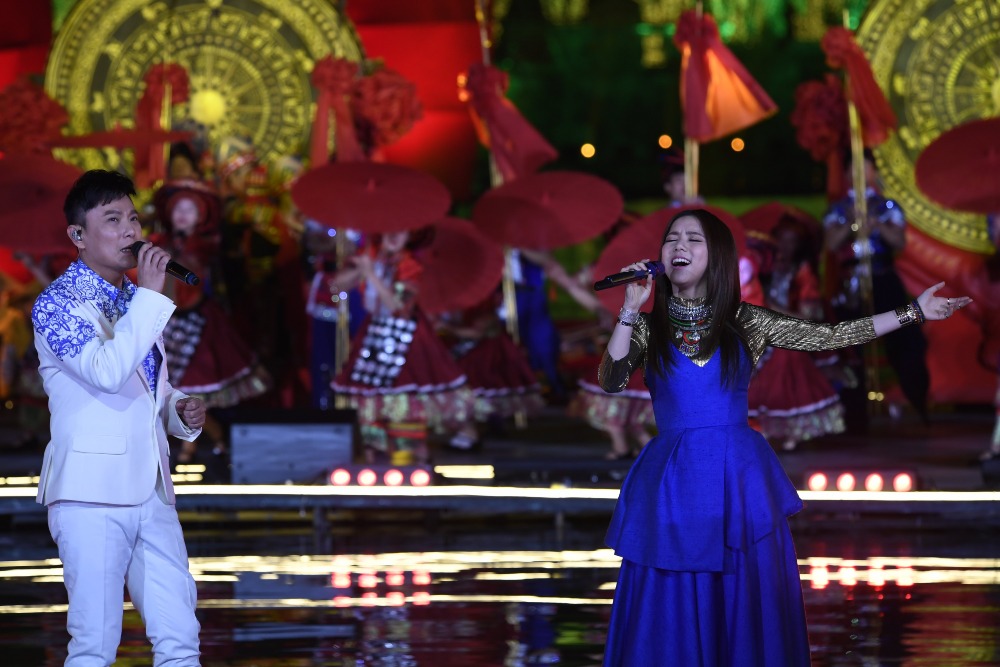 2017年1月，邓紫棋继2015年后再次参与央视春晚，跟张信哲对唱《歌从漓江来》。