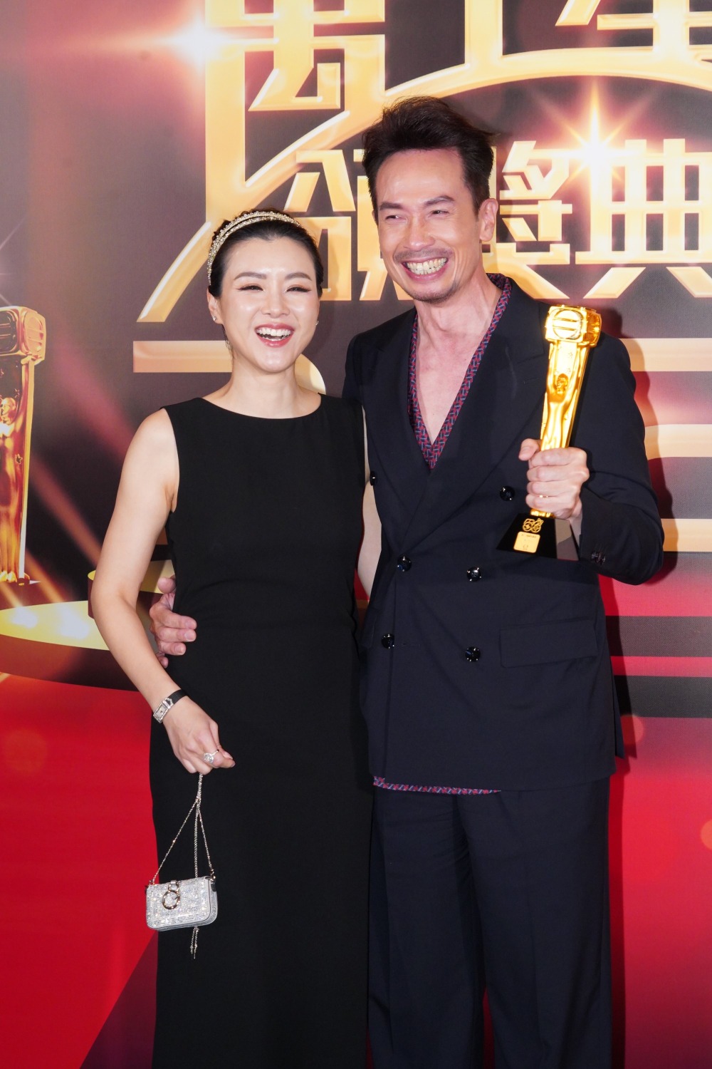 陈豪凭《破毒强人》获封2023年TVB视帝，并由太太陈茵薇颁奖给他，特别有意义。