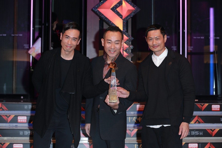 陈豪、林保怡和黄德斌凭《年少无知》，赢得第35届十大中文金曲颁奖礼的金曲奖。