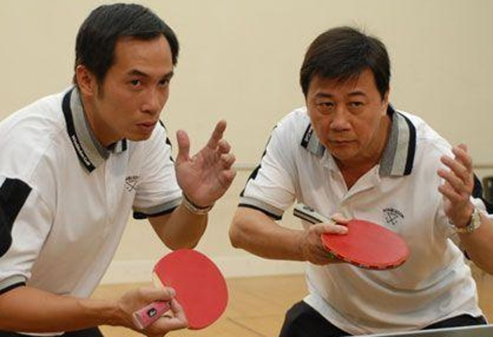 陈豪（左）在《溏心风暴》饰演唐至安“得得地”一角，是夏雨饰演唐仁佳的儿子。