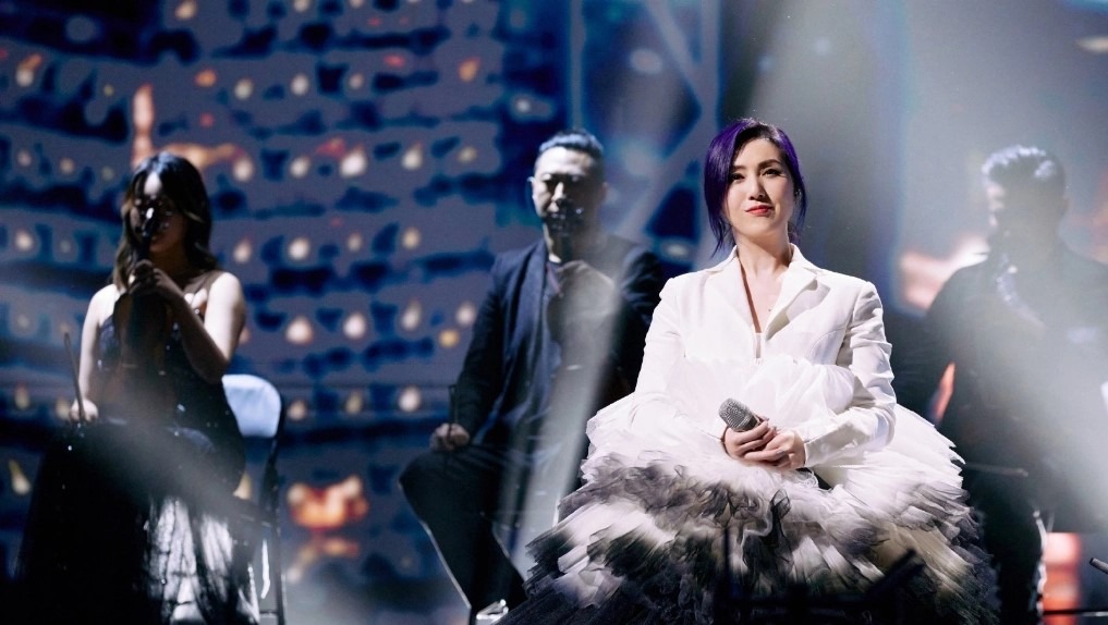 2022年，杨千嬅全力发展内地市场，参与内地和香港合作音乐节目《声生不息‧港乐季》。