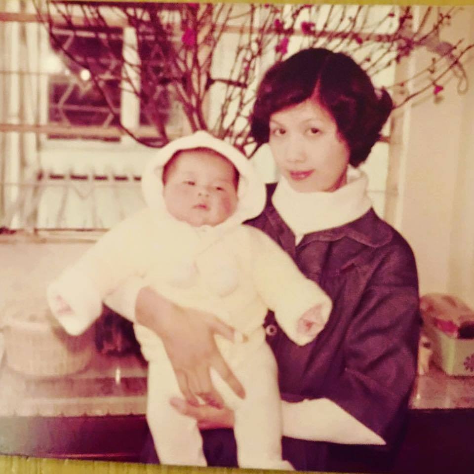 手抱的杨千嬅在杨妈妈的怀抱中，相当乖巧。