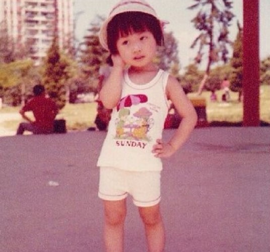 小时候的杨千嬅，样子可爱。