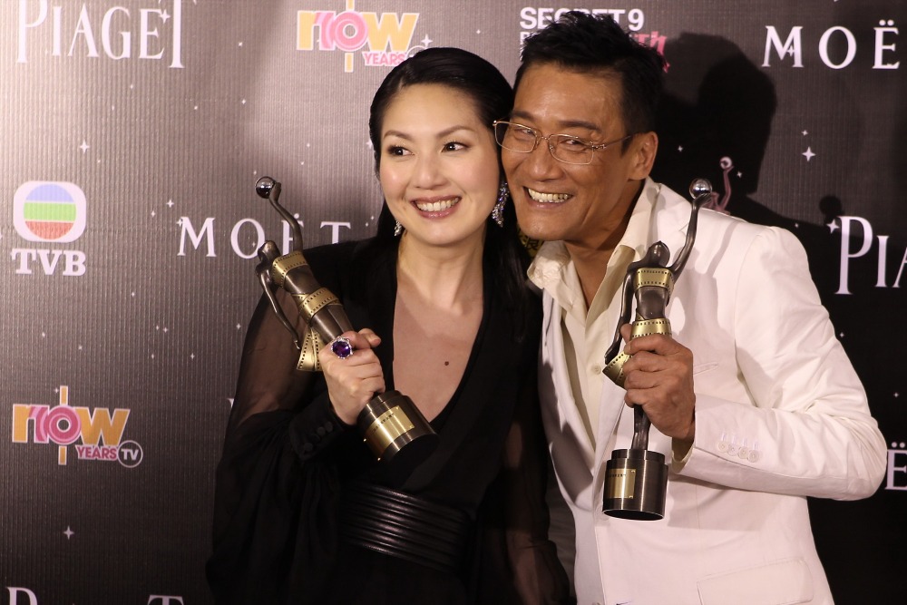 2013年香港电影金像奖颁奖典礼中，梁家辉（右）和杨千嬅（左）分别夺得影帝、影后殊荣。