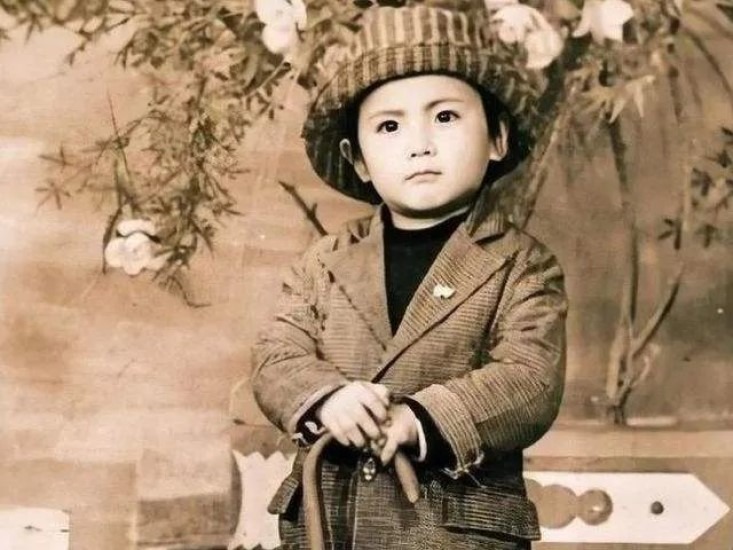 小时候的沉腾，眼仔碌碌，十分可爱。 