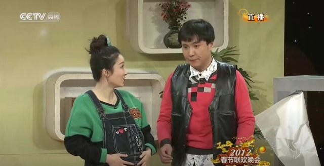 2012年，沈腾（右）初次在央视春晚演出趣剧《今天的幸福》，凭角色郝建令人印象深刻。