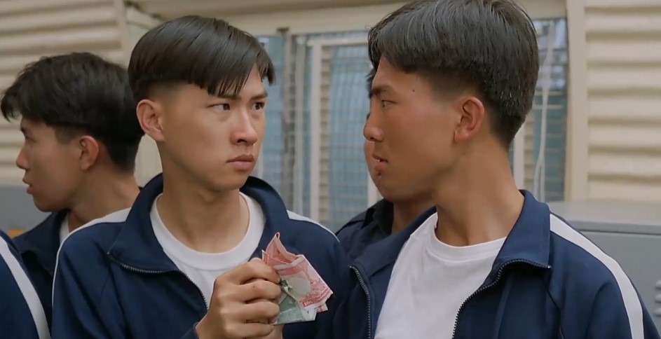 張家輝經舊同學介紹加入李修賢影業公司做幕後工作，1989年獲賞識拍首部電影《壯志雄心》