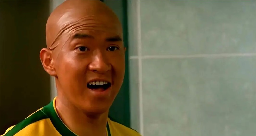 電影《賭俠1999》中，張家輝扮演「朗拿度」上演一場騙中騙球賽，令人忍俊不禁。