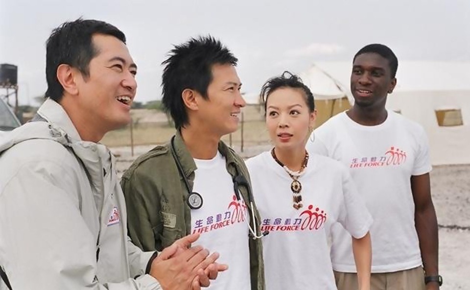 2004年的《天涯俠醫》，是張家輝（左二）在無綫的最後一齣劇集。