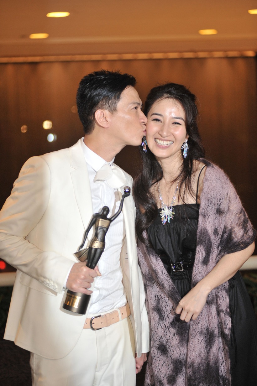 2009年，張家輝憑《証人》初嘗香港電影金像獎影帝滋味，禁不住輕吻太太關詠荷。