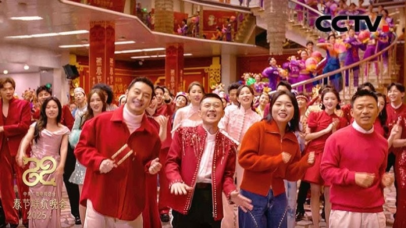 2025年的中央春晚 2025年的中央春晚上,沙溢(左一)参与表演喜剧歌曲《妥妥的》。
