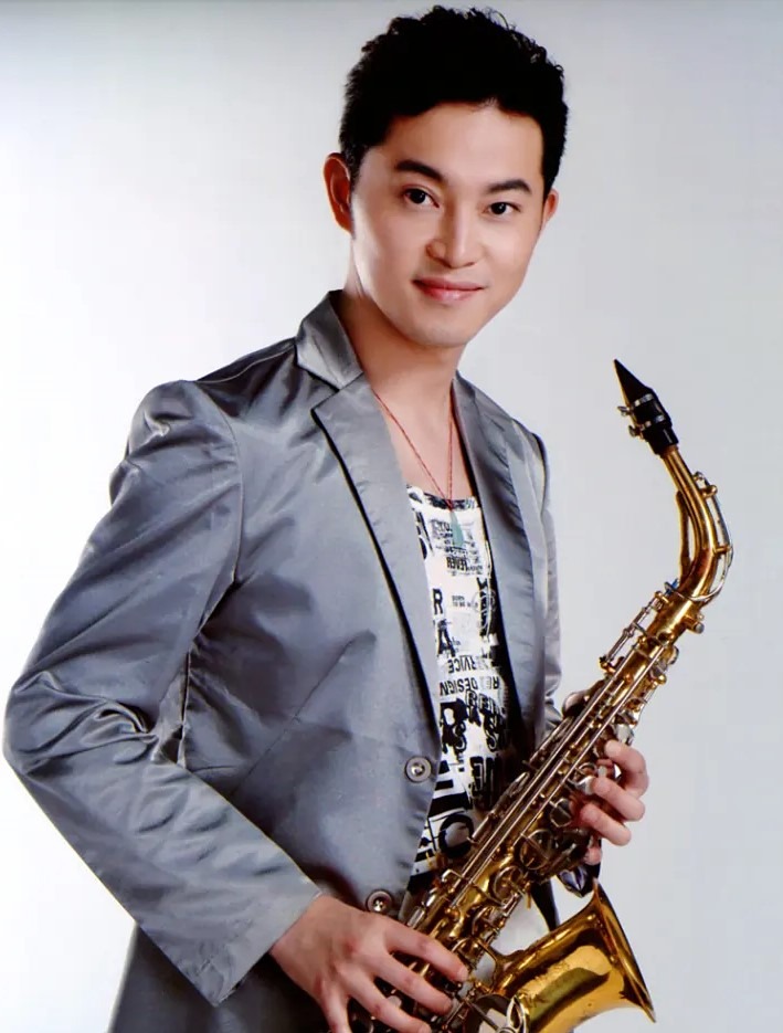 沙溢 年轻时的沙溢,爱吹色士风。