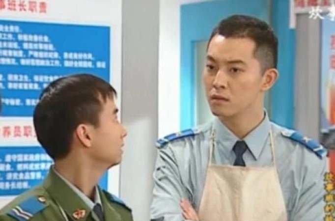 沙溢 沙溢(右)凭《炊事班的故事》获得第15届 “金星奖”优秀演员奖。