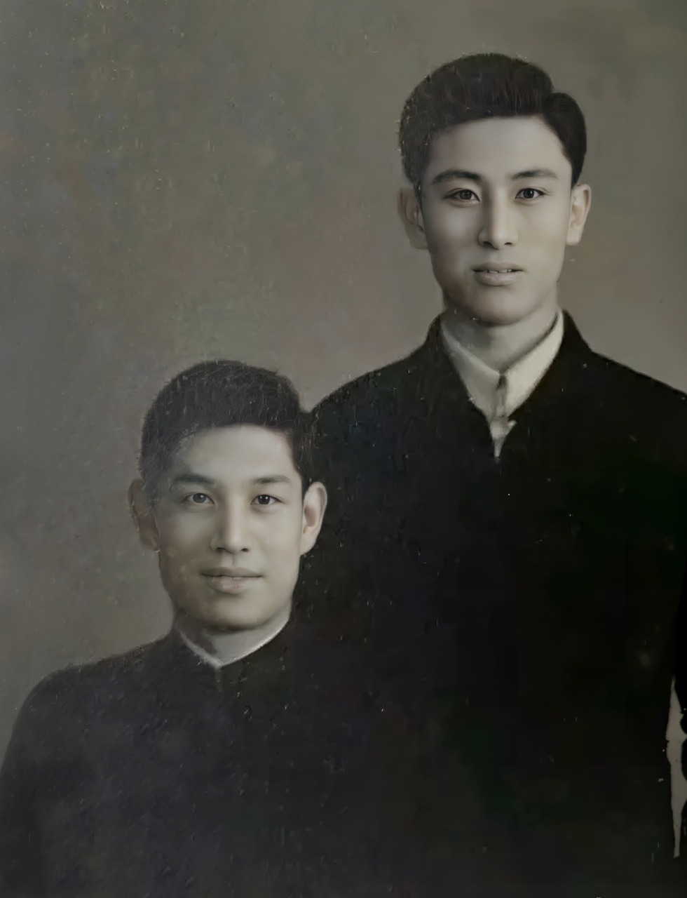 圖攝於1950年代末，左為劉洵。