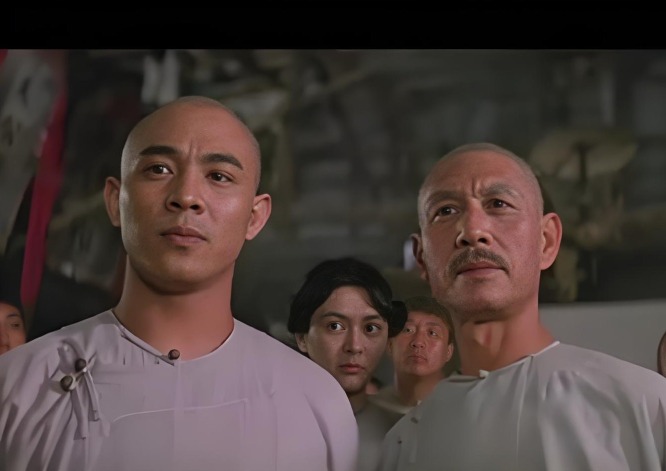 《黃飛鴻》李連杰及劉洵 圖右為劉洵在《黃飛鴻》系列飾演正氣凜然的黃麒英、左為李連杰飾演黃麒英兒子黃飛鴻。