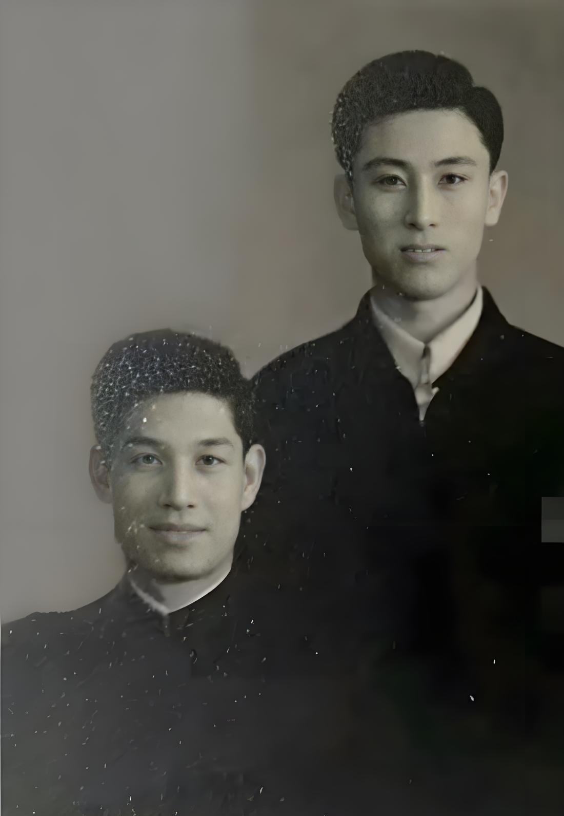 圖攝於1950年代末，左為劉洵。