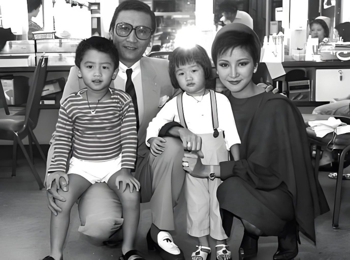 1979年，謝賢再婚迎娶狄波拉，兩人婚後育有一子一女謝霆鋒和謝婷婷。