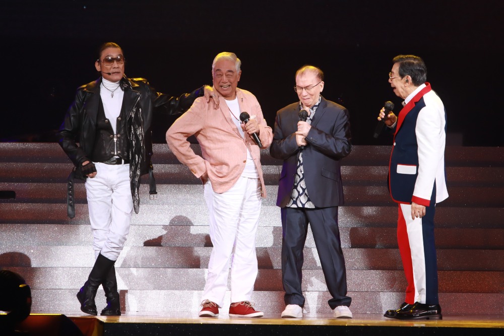 梁家輝在2021年胡楓演唱會上，紮起小辫子、戴上太陽眼鏡、穿皮褸皮靴扮謝賢。