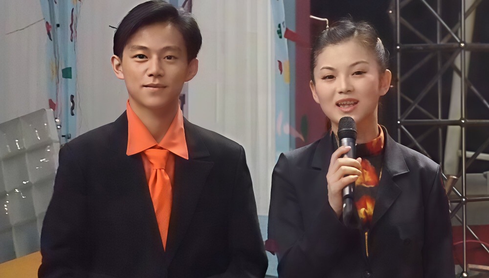 何炅、李湘 1998年3月,何炅加入湖南衛視,與李湘合作主持《快樂大本營》。