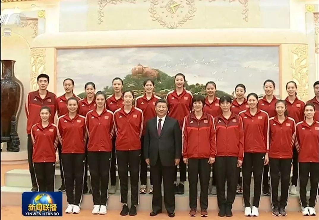 去年九月，習近平會見中國女排，球員們向他送上簽名排球。（網上圖片）