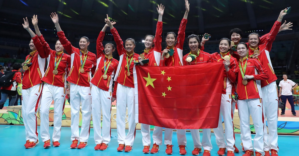 2016年，由郎平領軍的中國女排在奧運擊敗塞爾維亞，贏得里約奧運女子排球金牌，睽違12年，中國女排再度於奧運奪金。（圖片來源：人民視覺）