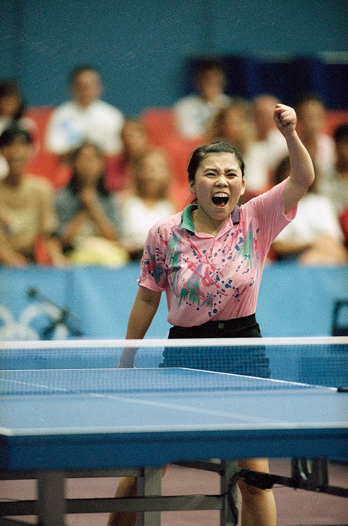 鄧亞萍在1992年巴塞隆拿奧運會上奪得乒乓球單打冠軍，在1996年阿特蘭大奧運會衛冕成功，是除張怡寧之外的唯一一人。（圖片來源：AP）