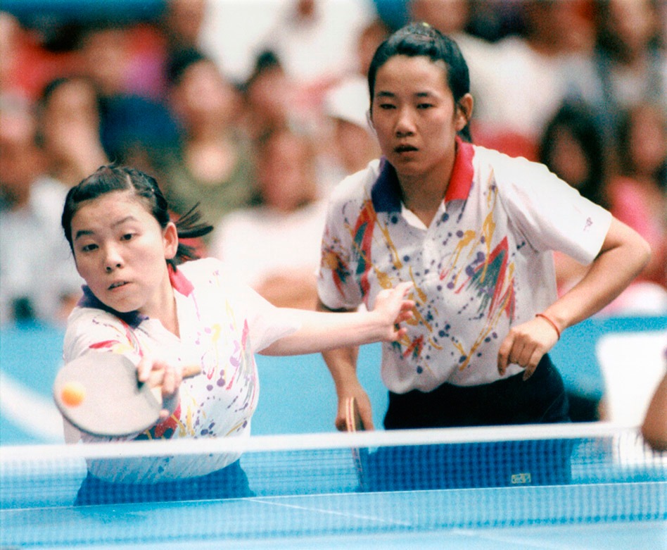 鄧亞萍和喬紅在在1989年的世錦賽上合作獲得女雙冠軍，其後她們的組合多次稱霸奧運和世界賽；但在單打上，鄧亞萍卻還是稍勝一籌。（圖片來源：AP）