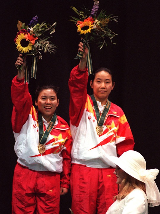鄧亞萍和喬紅在1996年的阿特蘭大奧運會上成功衛冕女雙冠軍。（圖片來源：AP）