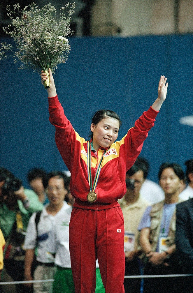 16歲就成為世界錦標賽女子團體和女子雙打冠軍，1992巴塞羅那奧運，獲得女子單打和女子雙打冠軍，一年後又在第40屆世界乒乓球錦標賽取得團體和雙打兩塊金牌，成為乒乓女皇，開啟「鄧亞萍年代」。（圖片來源：AP）