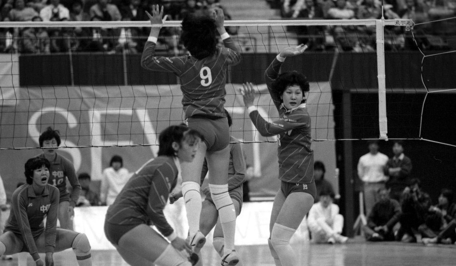 1985年3月31日，香港杯國際排球錦標賽。中國女排對日本女排。郎平等人在賽場上。（圖片來源：視覺中國）