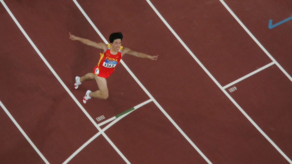 劉翔完以12.91秒衝過終點，奪得2004年雅典奧運金牌，打破奧運記錄，追平了科林·傑克遜在1993年創造並保持11年世界紀錄。（圖片來源：Getty）