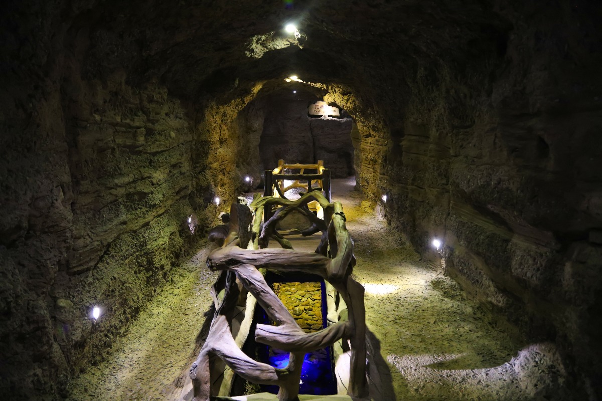 Turpan now has several Karez attractions, where tourists can go deep underground to visit the Karez underground channels.