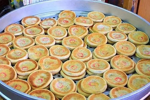 台灣的月光餅是用蕃薯作為饀料，台灣人又稱為「窮人的月餅」。