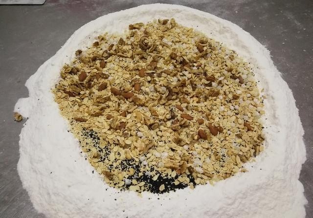 惠州月光餅沒有皮饀之分，主要材料有糯米粉、砂糖和各式果仁
