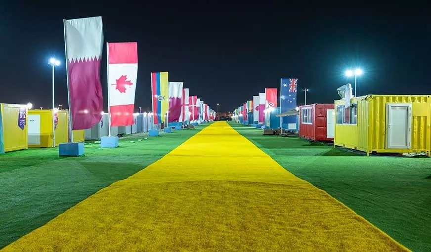 卡塔爾世界杯賽事，令「中國製造」揚名海外！江門就在僅僅1個月內為卡塔爾建造多達2000套臨時房屋，建成了精美的球迷村，速度之快僅4小時便建成一套。移動房屋有降溫科技，也有以全玻璃設計的特色「星空屋」，能看到美麗的夜景，成為了卡塔爾世界杯的亮麗一景。