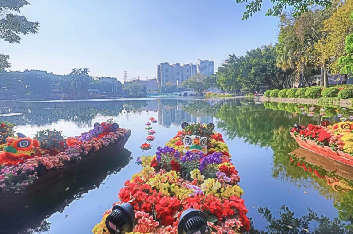 嶺南水上花市已有百年歷史，是全國特有的過年傳統。廣州有句話：「未行過花街不算過年」。行花街亦即行花市，是廣東傳統的春節習俗，早在清代已開始發展起來，而以廣州的花市最繁盛。