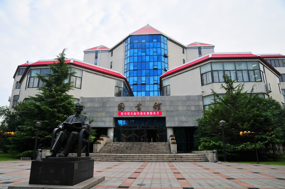 北京交通大學在「中國50大」排名榜中位列第43名，校舍本部座落在北京市海淀區，是中國第一所專門培養管理人才的高等學校，亦是「內地高校招收香港中學文憑考試學生計劃」 的內地高校。