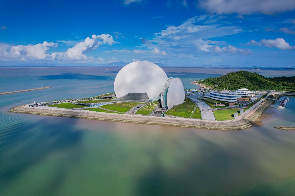 珠海大剧院“日月贝”造型的亮丽建筑，一直都是打卡热点。这个赢尽国际口碑的建筑物，并不是外国设计的，而是出自中国建筑大师手笔。