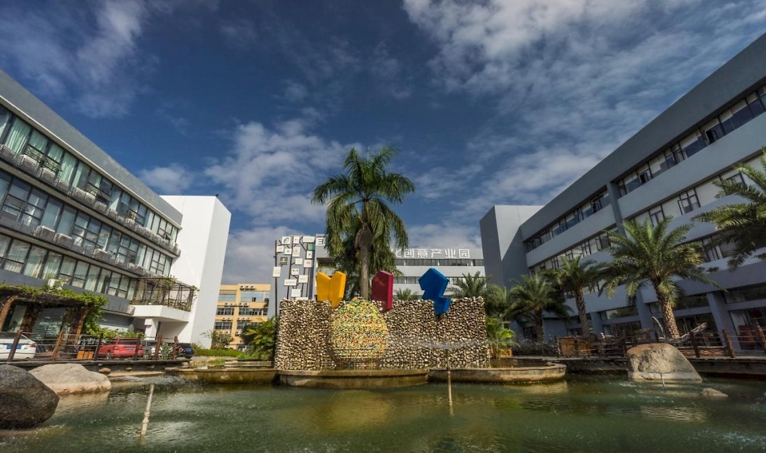 V12文化創意產業園位於珠海市香洲區南屏南灣北路32號，是珠海具規模創意媒體的創業平台，是國家級科技孵化器。