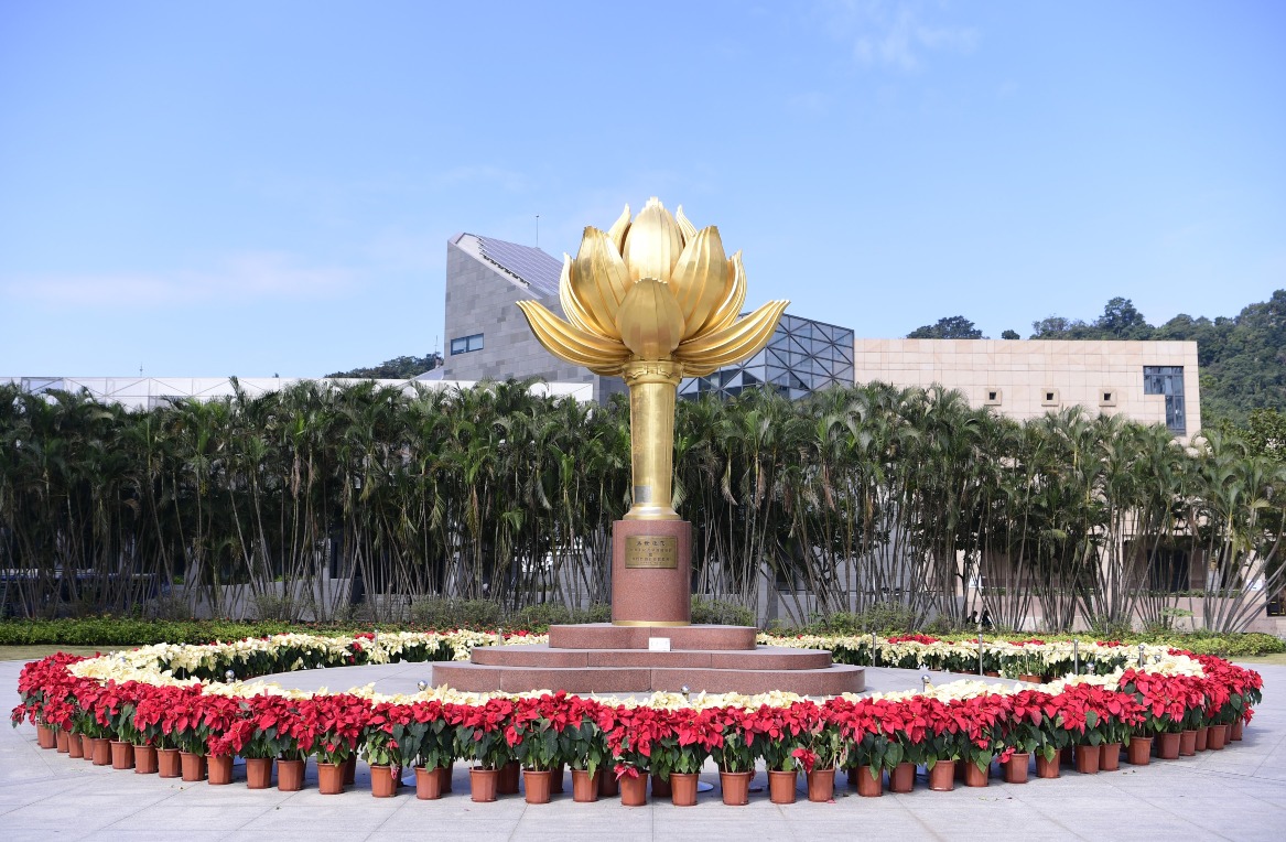 澳門回歸，國務院贈送了一座金蓮花雕塑，置放於澳門綜藝館前成為金蓮花廣場，是澳門回歸後的地標。