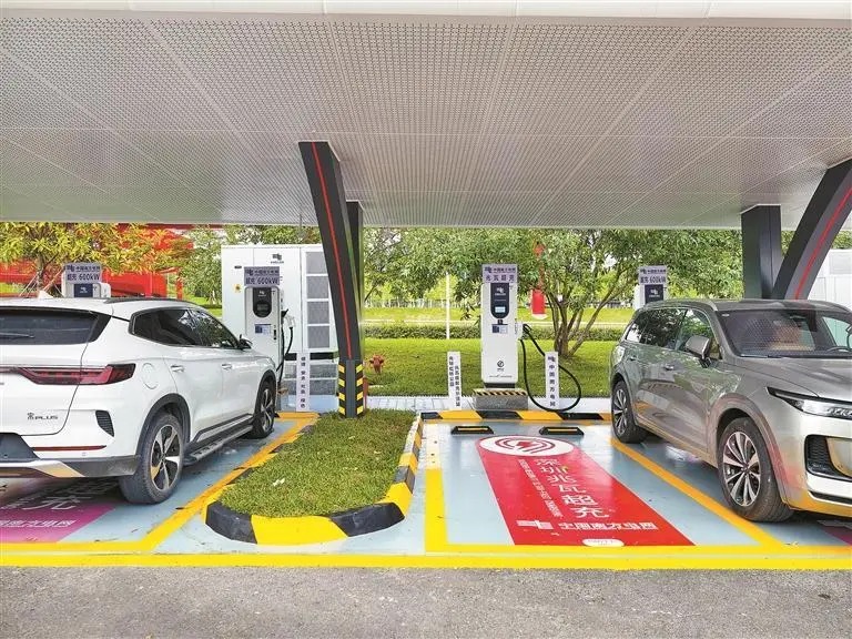 深圳光明虹橋公園超充站充電樁