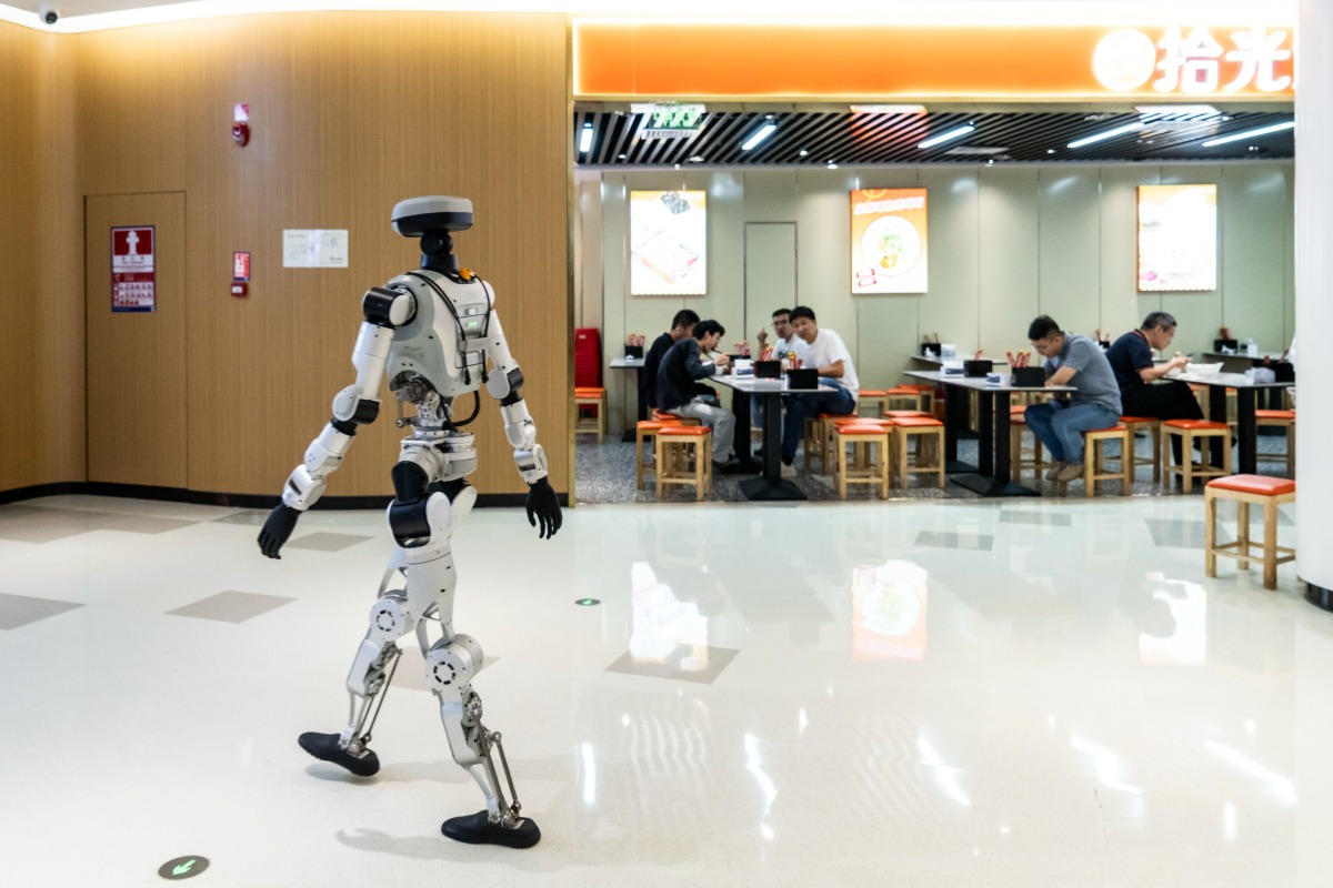 深圳機器人谷內人形機械人隨意在餐廳內走過