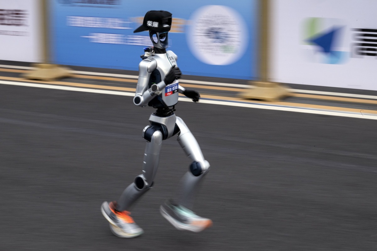 2026北京亦莊半程馬拉松暨人形機械人半程馬拉松賽上，「元氣仔」機械人在跑道上奔跑