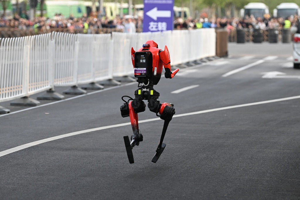 2026北京亦莊半程馬拉松暨人形機械人半程馬拉松賽上，「閃電」機械人在跑道上奔跑