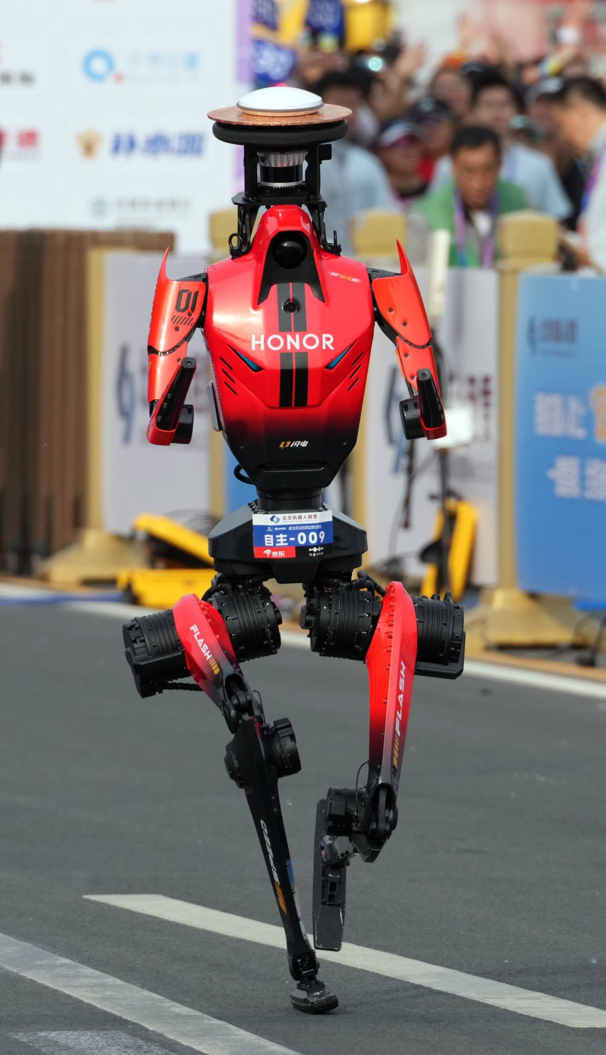 2026北京亦莊半程馬拉松暨人形機械人半程馬拉松賽上，「閃電」機械人在跑道上奔跑